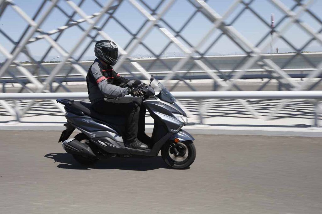 Suzuki_Burgman_Street_125_EX_2023_accion_-6