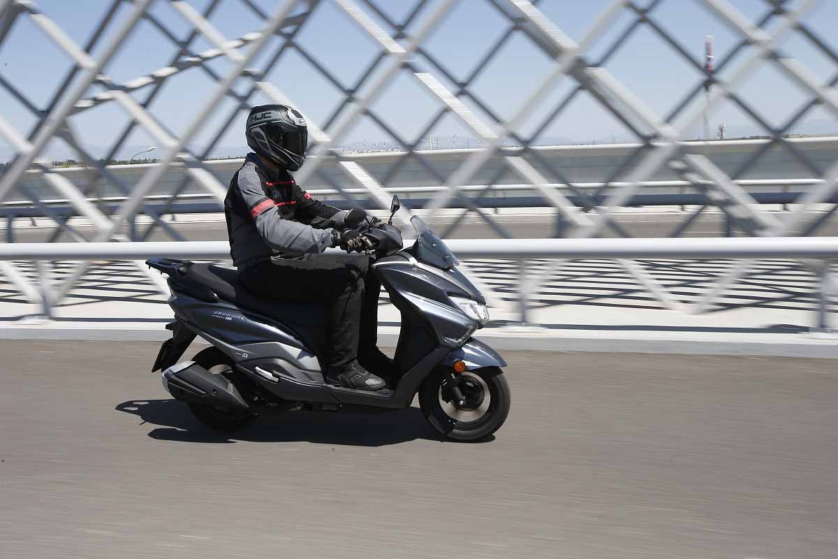 Suzuki_Burgman_Street_125_EX_2023_accion_-6