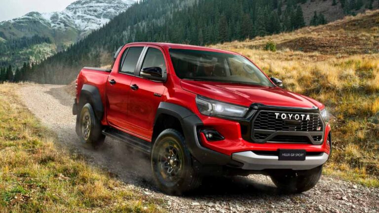 Toyota Hilux 2024: una pick-up perfecta para entornos todoterreno con versión deportiva y descuento de 5.000 euros