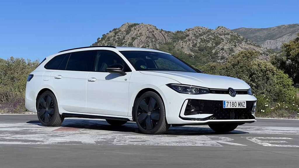 Volkswagen Passat eTSI 150 R-Line (2024)