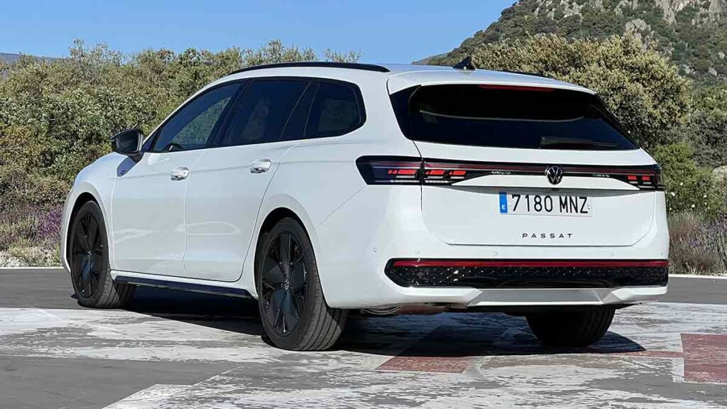Volkswagen Passat eTSI 150 R-Line (2024)