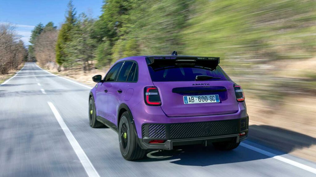 Abarth 600e primeras imágenes interior