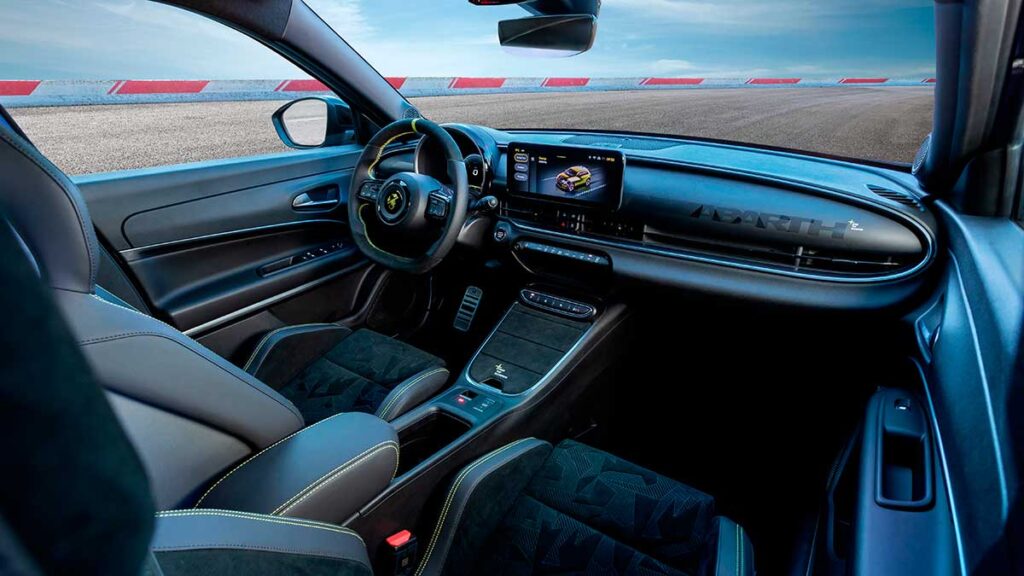 Abarth 600e primeras imágenes interior