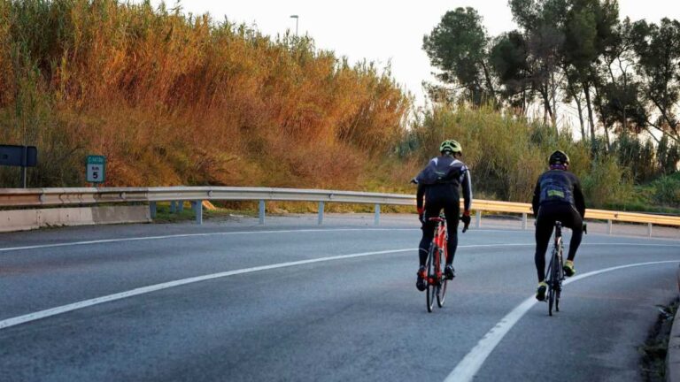 adelantar bicicleta con línea continua DGT