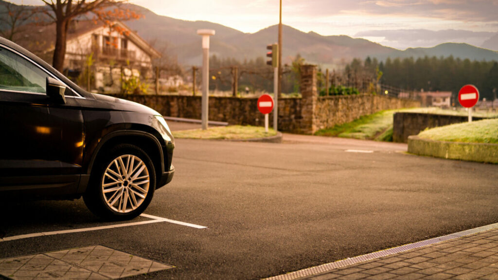 coche-en-pueblo-paraisos-fiscales-impuestro-sobre-Vehiculos-de-Traccion-Mecanica