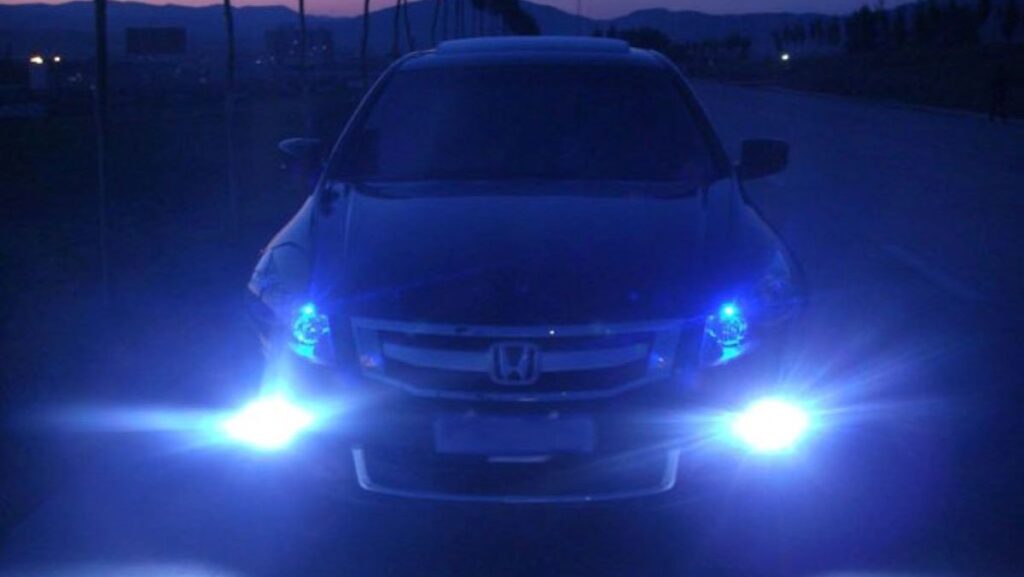multas de tráfico luces encendidas al repostar