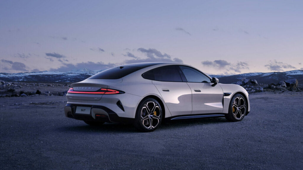 xiaomi su7 34trasero e1712077029347