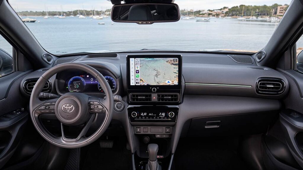Al volante del Toyota Yaris Cross 2024, más potencia y menos ruido para el nuevo motor híbrido
