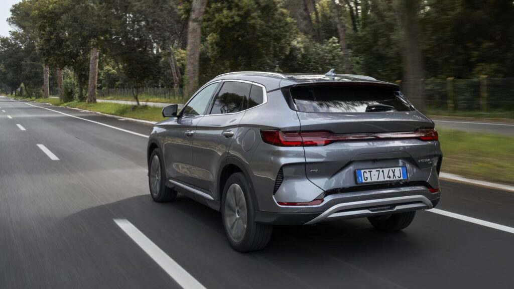 BYD Seal U DM-i en marcha trasera