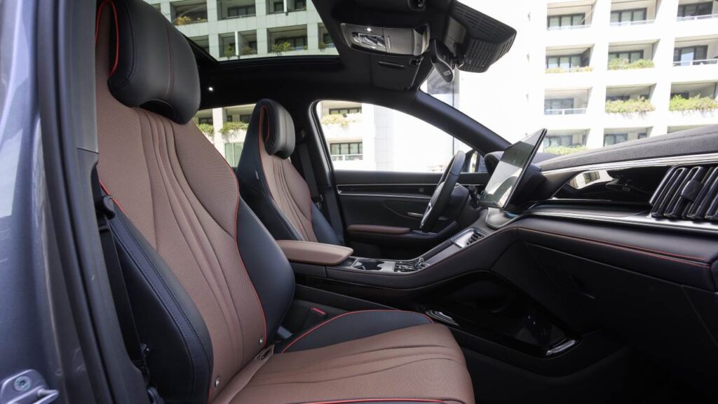 BYD Seal U DM-i interior asientos delanteros