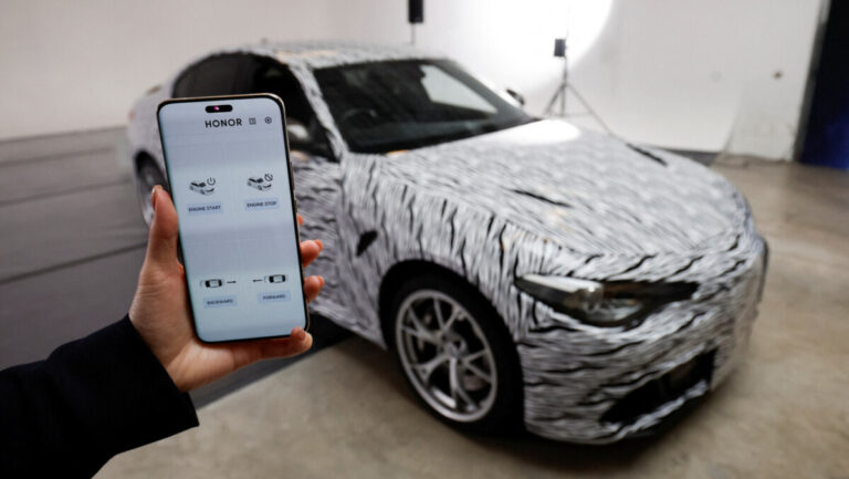 Honor mover coche con la mirada 1