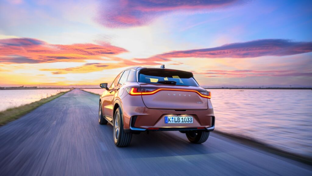 Lexus LBX en marcha trasera