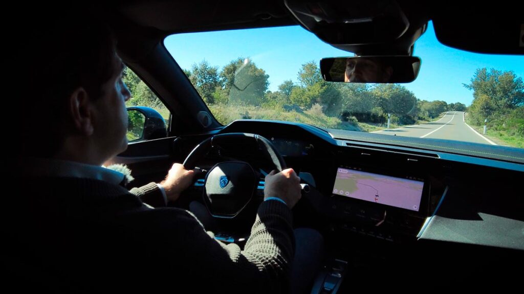 Peugeot E-308 en marcha
