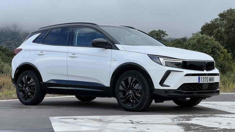 Opel Grandland GS 1.2 T Hybrid 136 (2024)