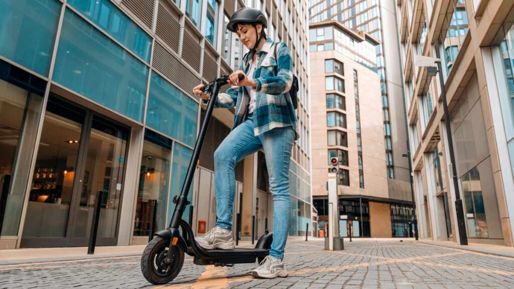 Todo lo que deberías saber sobre bicicletas y patinetes eléctricos si quieres comprarte uno este 2024