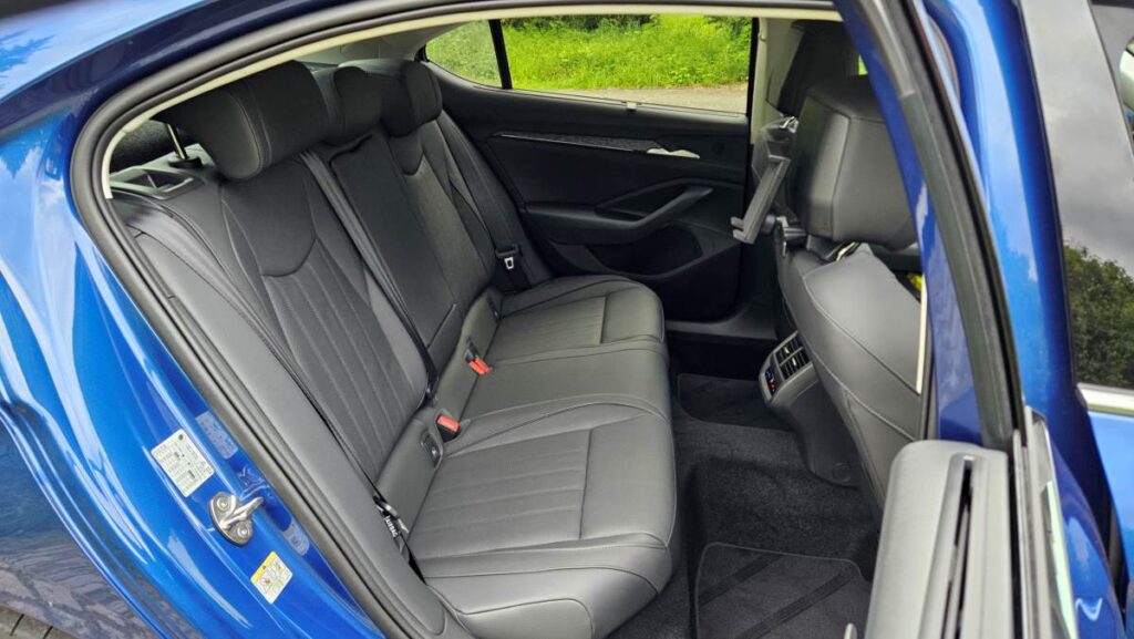 Skoda Superb 2024 berlina azul (1)
