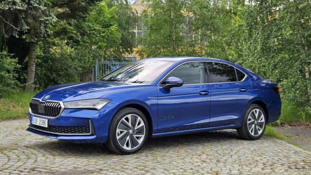 Skoda Superb 2024 berlina azul (10)