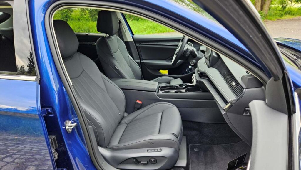 Skoda Superb 2024 berlina azul (2)