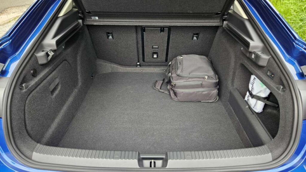Skoda Superb 2024 berlina azul (3)