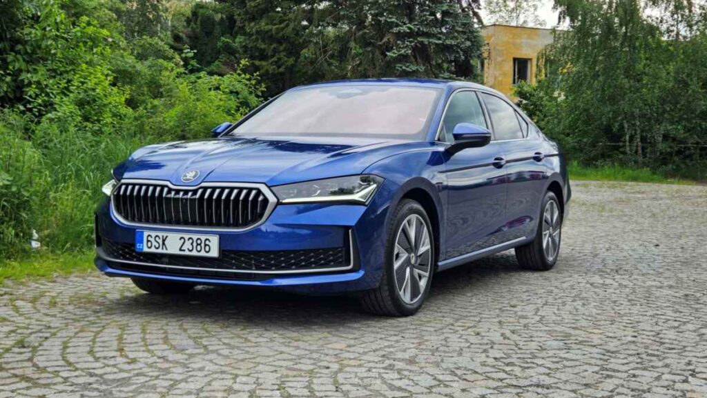 Skoda Superb 2024 berlina azul 5