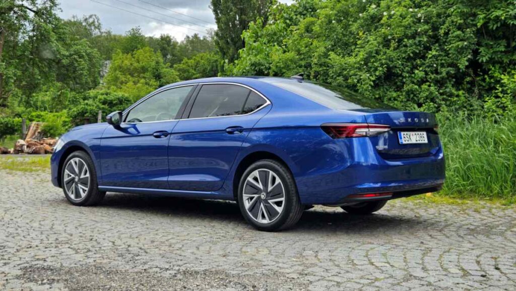 Skoda Superb 2024 berlina azul (6)
