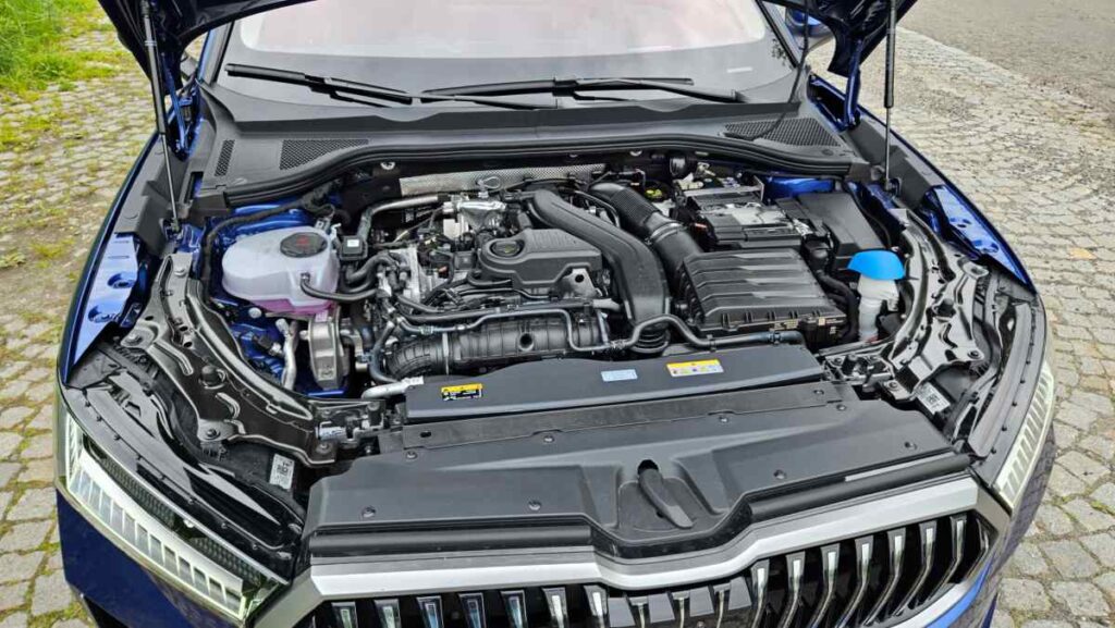 Skoda Superb 2024 berlina azul (7)