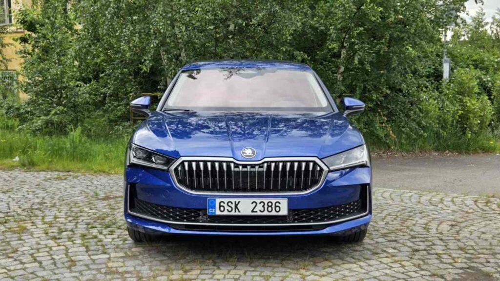 Skoda Superb 2024 berlina azul (9)
