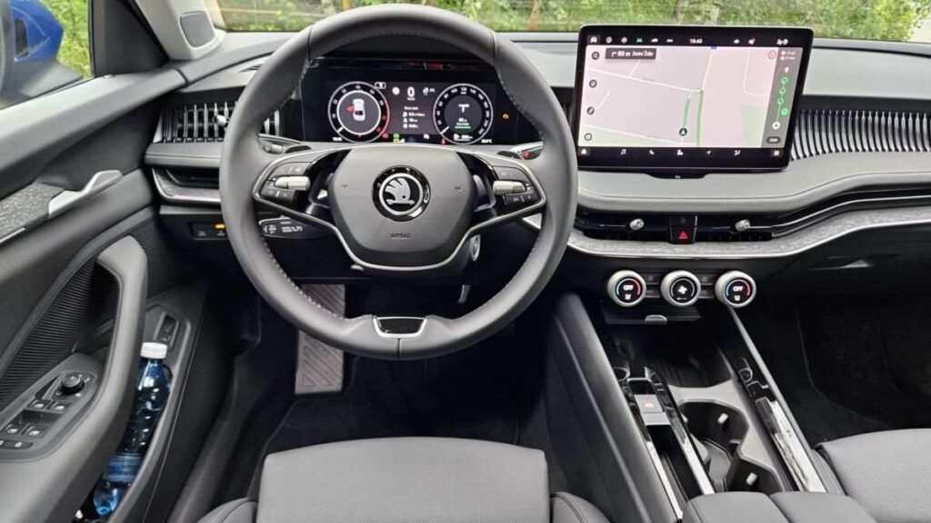 Skoda Superb 2024 berlina azul interior