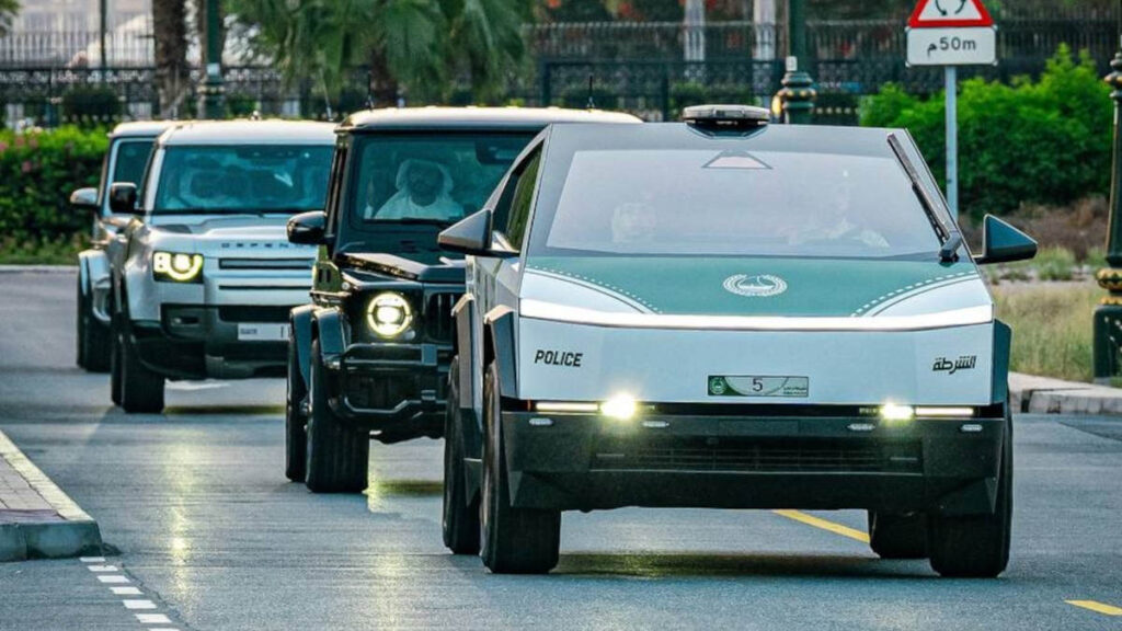 Tesla Cybertruck policía de Dubái