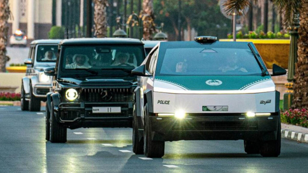 Tesla Cybertruck policía de Dubái