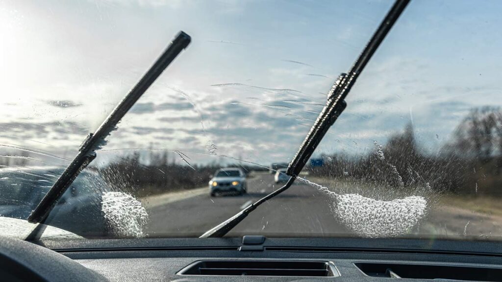 ¿Pueden los limpiaparabrisas desgastados llegar a dañar la luna del coche?