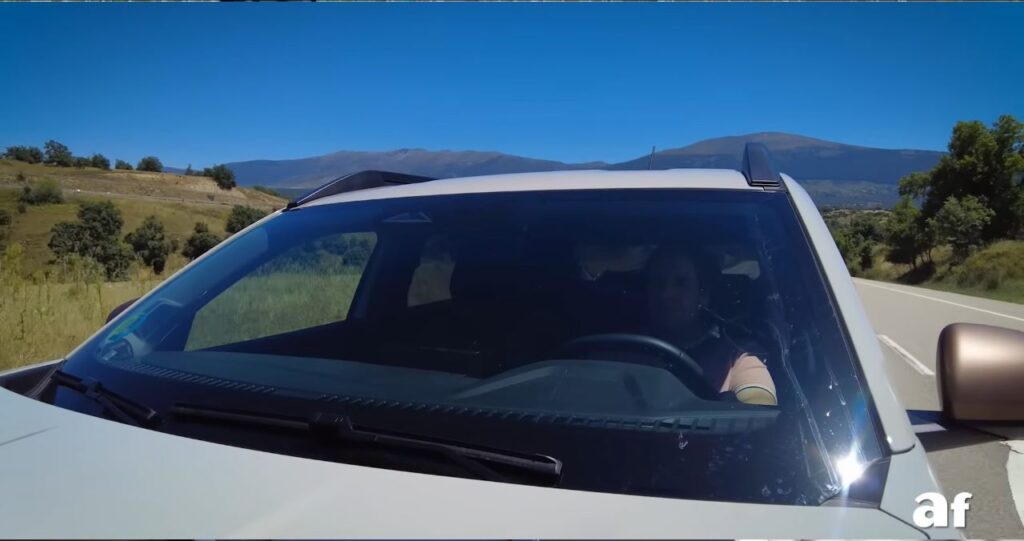 Dacia Duster al volante en marcha