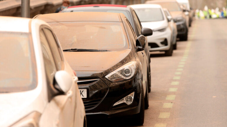 A continuación, exploraremos por qué es crucial limpiar el coche a fondo y ofreceremos una guía detallada para hacerlo sin causar daños.
