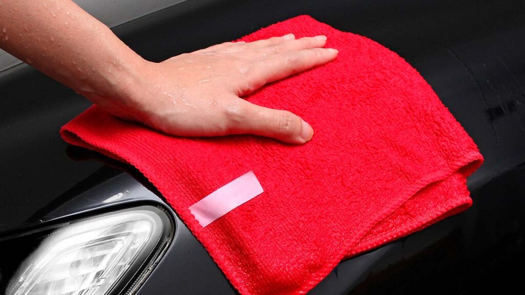 A continuación, exploraremos por qué es crucial limpiar el coche a fondo y ofreceremos una guía detallada para hacerlo sin causar daños.