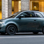 El Fiat 500e Armani celebra los 90 años del diseñador italiano a través de una edición especial 'a la última'