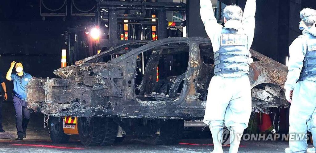 Mercedes EQS Incendiado saliendo parking