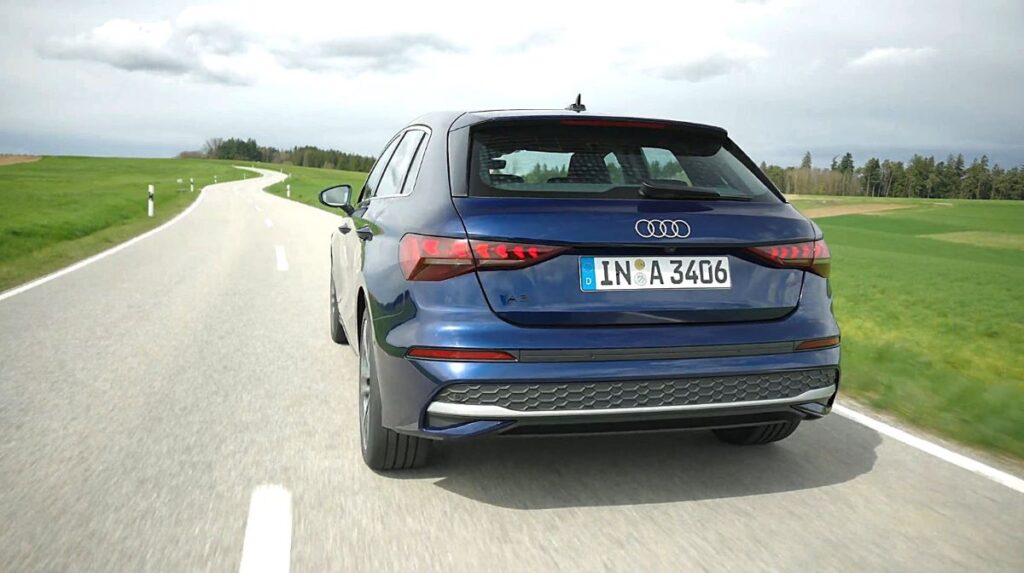 Audi A3 en marcha trasera