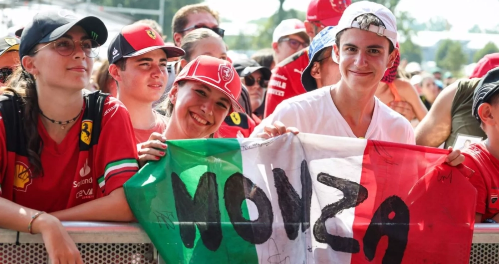 aficionados-de-ferrari-en-el-circuito-de-f1-de-monza_89_1000x530