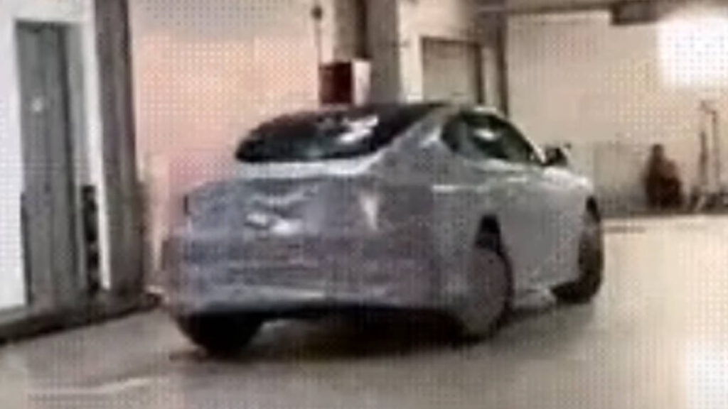 Coche chino que realiza el aparcamiento solo