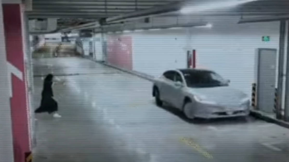 Coche chino que realiza el aparcamiento solo