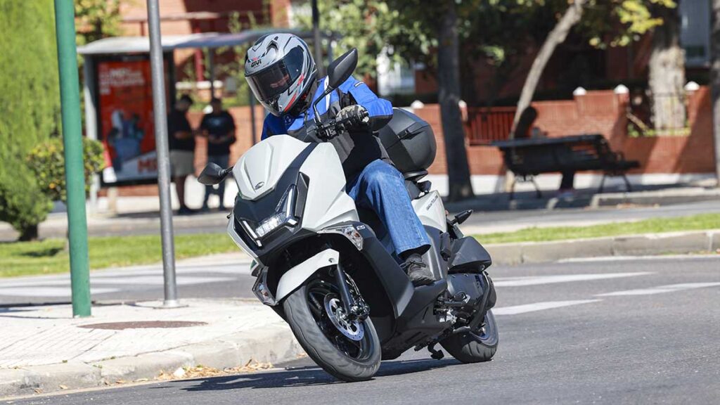 KYMCO_Sky_Town_125_ABS_-13