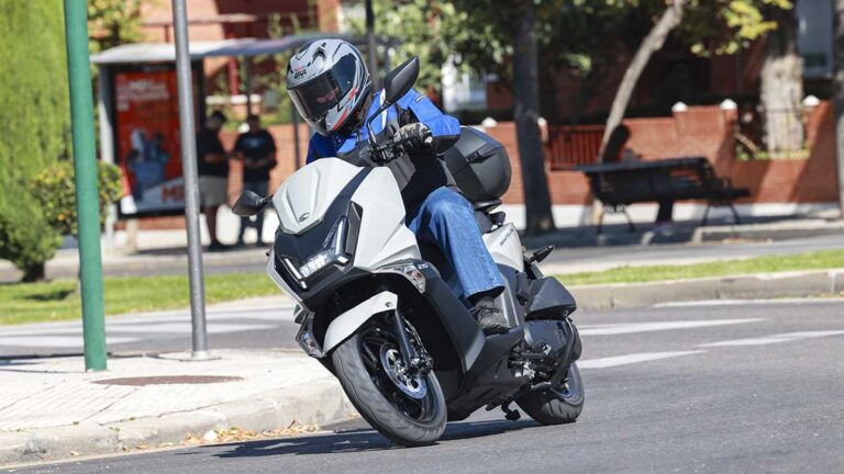 KYMCO_Sky_Town_125_ABS_-13