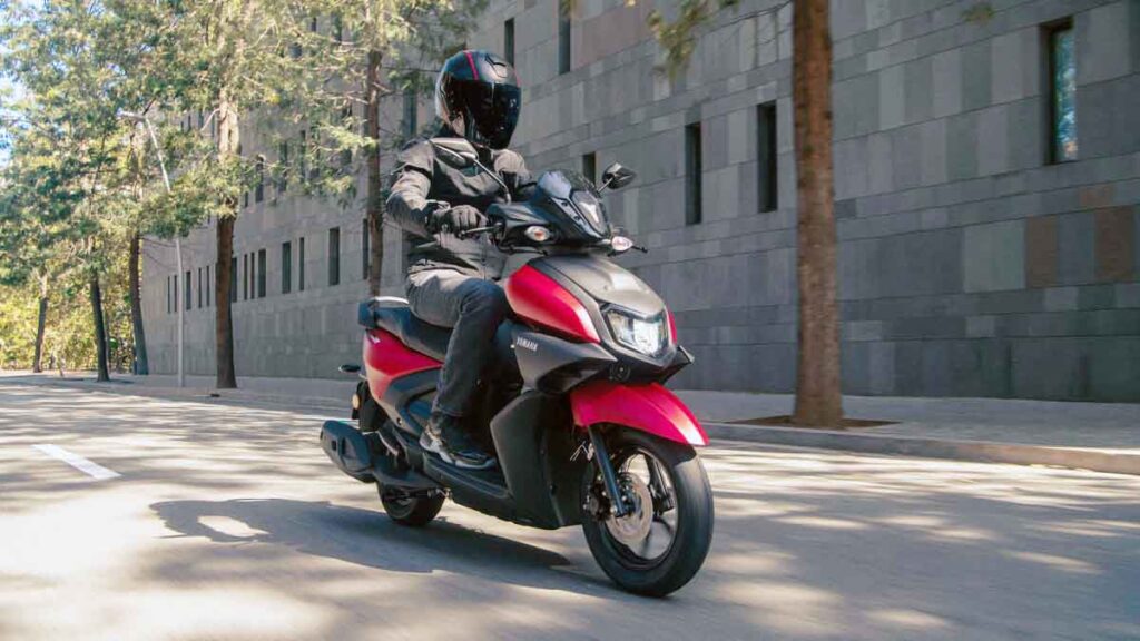 nuevos_scooter_125_2024_Yamaha_RayZR_accion