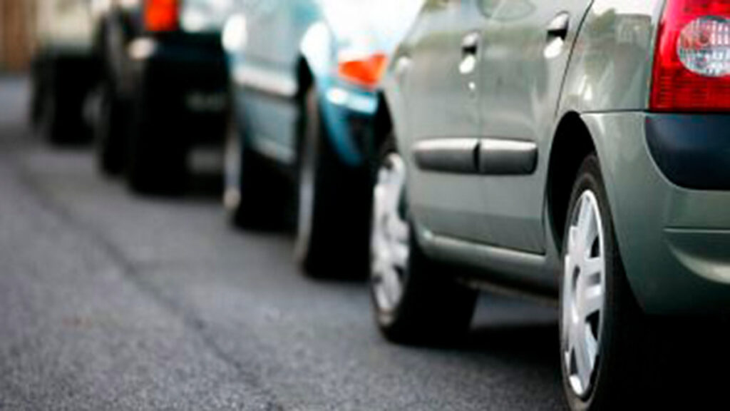 Aparcar en sentido contrario a la marcha, ¿legal o ilegal?