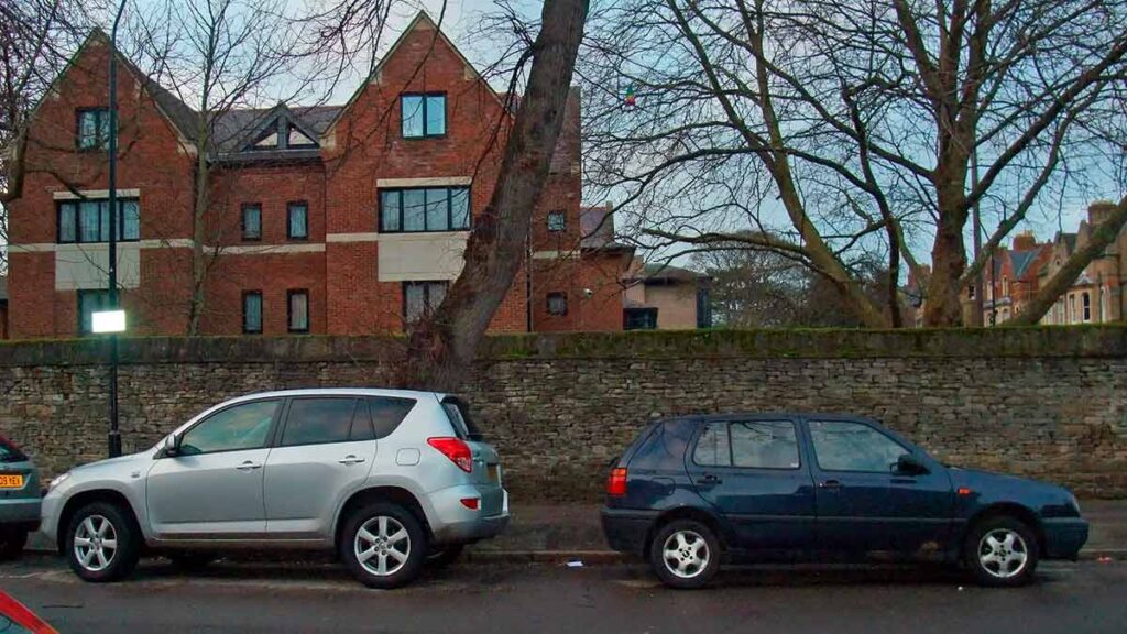 Aparcar en sentido contrario a la marcha, ¿legal o ilegal?