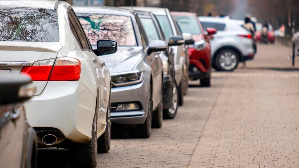 Aparcar en sentido contrario a la marcha ¿legal o ilegal 00003