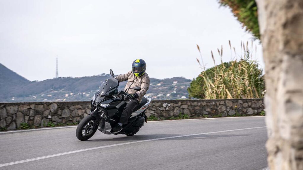 Aprilia_SR_GT_125_-5