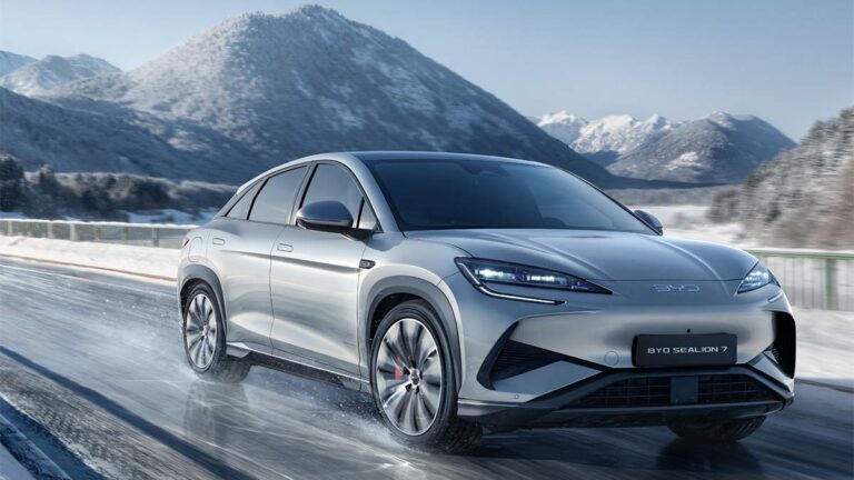 BYD desafía a Tesla con su propia tecnología de conducción autónoma que no solo llega a sus coches más caros