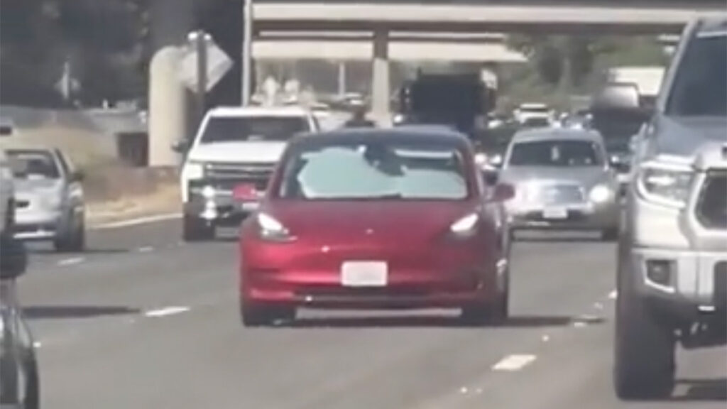 Conduce un Tesla Model 3 con el parabrisas puesto: el polémico uso del Autopilot que enciende las alarmas