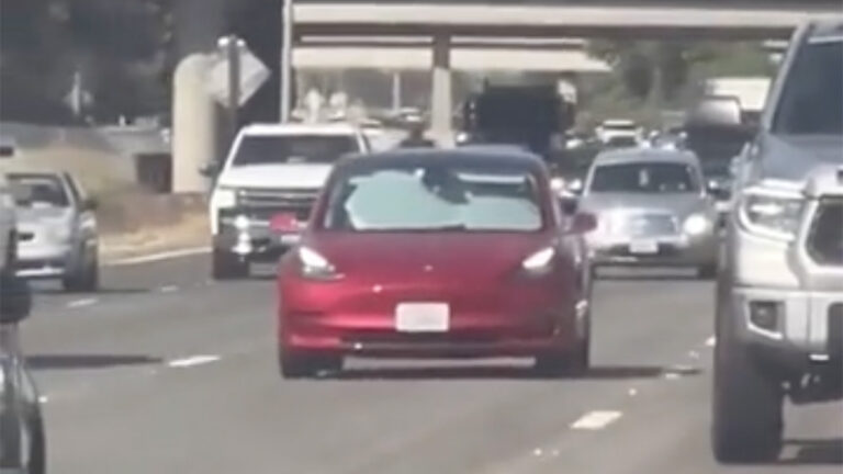 Conduce un Tesla Model 3 con el parabrisas puesto: el polémico uso del Autopilot que enciende las alarmas